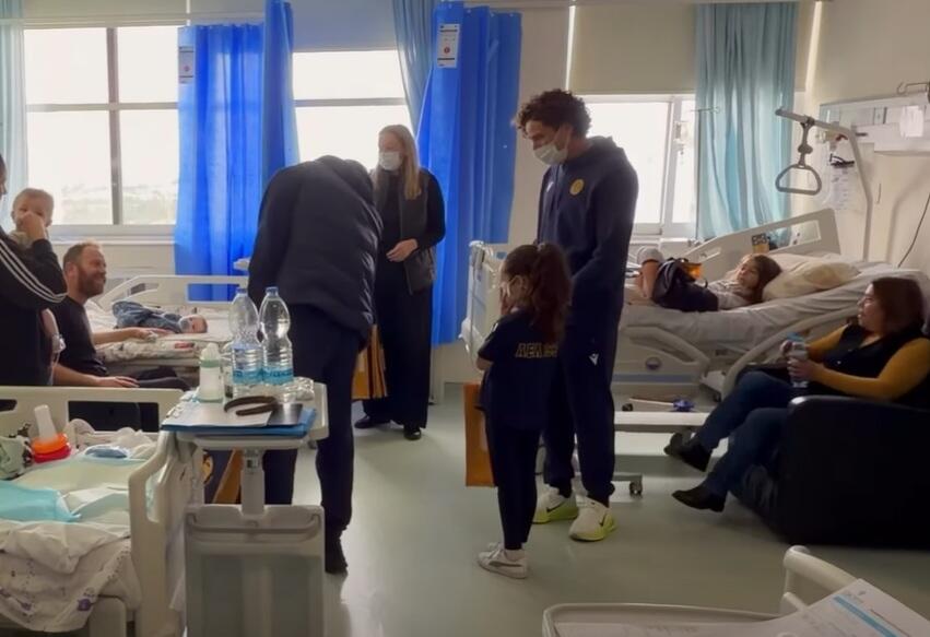 Όμορφη πρωτοβουλία από τους παίκτες της ΑΕΛ - Μοίρασαν δώρα και χαμόγελα (βίντεο) thumb