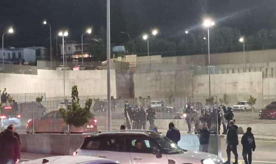 Διήμερη κράτηση στους υπόπτους για τα επεισόδια στο «ΑΛΦΑΜΕΓΑ» thumb
