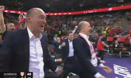 Final Four 2023, Ολυμπιακός: Το ξέσπασμα και ο πανηγυρισμός των Αγγελόπουλων στο τρίποντο του Βεζένκοβ thumb