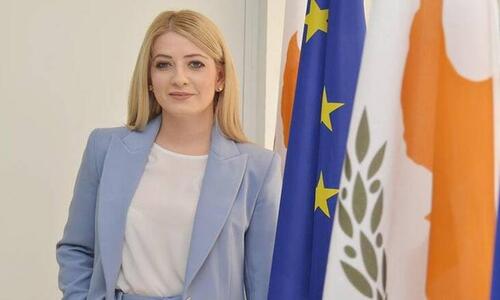 Η Πρόεδρος της Βουλής βραβεύει την Εθνική Γυναικών Ποδοσφαίρου thumb