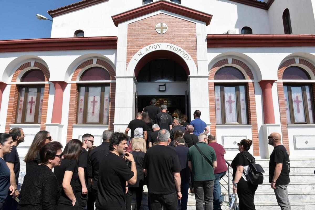Θλίψη και οδύνη στο τελευταίο «αντίο» στον Παρασκευά Άντζα thumb