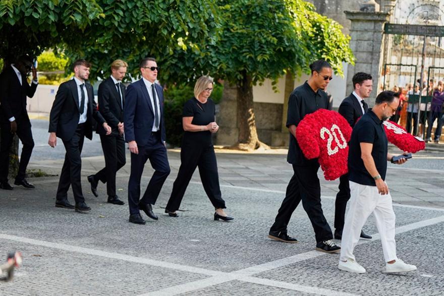 Οι παίκτες της Λίβερπουλ στην κηδεία του Ζότα thumb