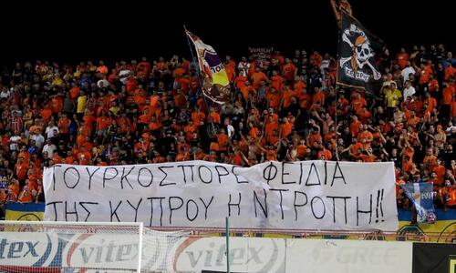 Έρευνα της Αστυνομίας για πανό οπαδών του ΑΠΟΕΛ με υβριστικό περιεχόμενο thumb