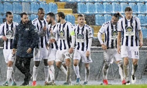Super League: Πάρτι στη βροχή για τον Απόλλων Σμύρνης thumb