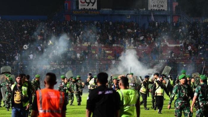 Βίντεο - Τραγωδία σε αγώνα: Εισβολή οπαδών και δεκάδες νεκροί! thumb