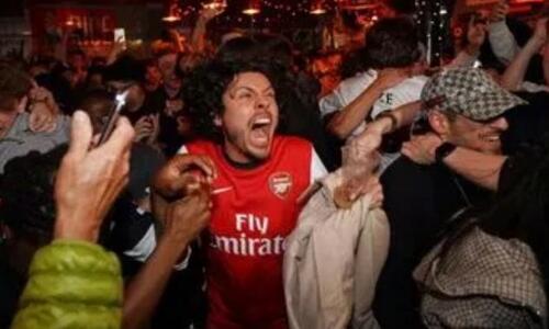 Χαμός στο Λονδίνο: Τρελό πάρτι έξω από το Emirates (vid) thumb