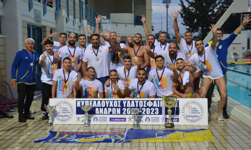 Ο ΑΠΟΕΛ συγχαίρει τους νταμπλούχους  thumb
