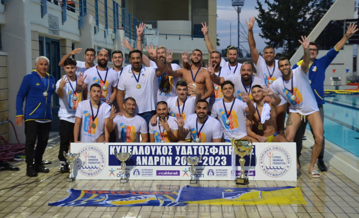 Ο ΑΠΟΕΛ συγχαίρει τους νταμπλούχους  thumb
