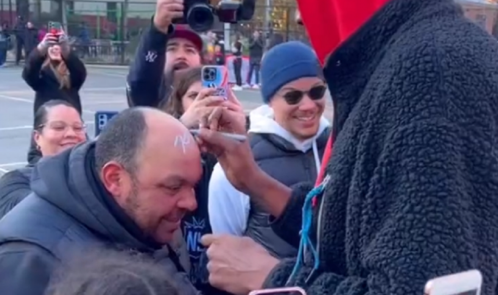 Έπος: Υπέγραψε αυτόγραφο στο κεφάλι οπαδού! (vid) thumb