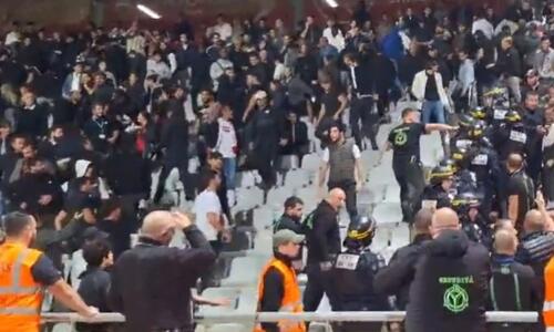 Επεισόδια και διακοπή στο ματς μετά από «σύγκρουση» οπαδών και αστυνομίας thumb
