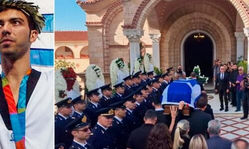 Σπαραγμός στο τελευταίο αντίο στον Νικολαΐδη - Τραγικές φιγούρες σύζυγος και γονείς  thumb