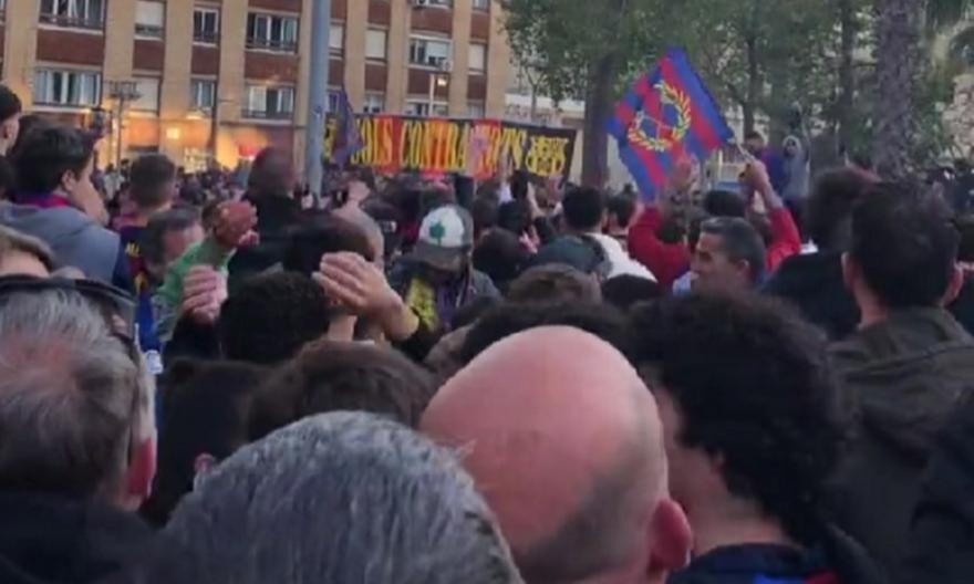 Απίστευτες σκηνές, φωνάζουν το όνομα του Μέσι έξω από το Καμπ Νου! thumb