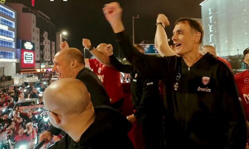 H διαδρομή από το ξενοδοχείο ως το Δημοτικό θέατρο μέσα από την κάμερα του Ολυμπιακού! thumb