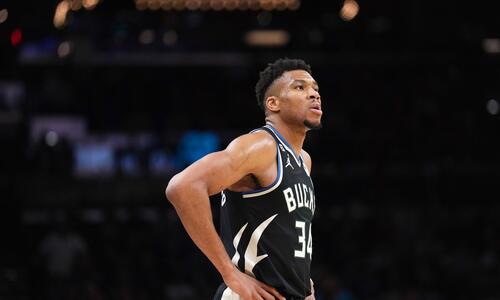 NBA: Ούτε οι Φοίνιξ Σανς μπόρεσαν να σταματήσουν τον Αντετοκούνμπο thumb
