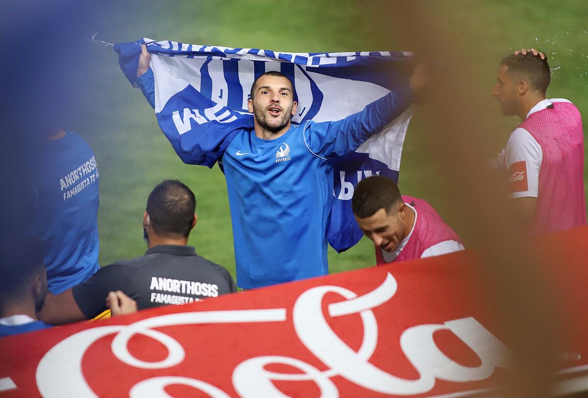 Ο Καλτσάς υποκλίθηκε στον κόσμο της Ανόρθωσης thumb
