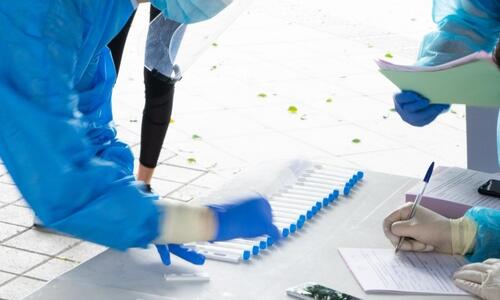 Νέα εκτόξευση κρουσμάτων: 4 θάνατοι και 907 θετικά περιστατικά! thumb