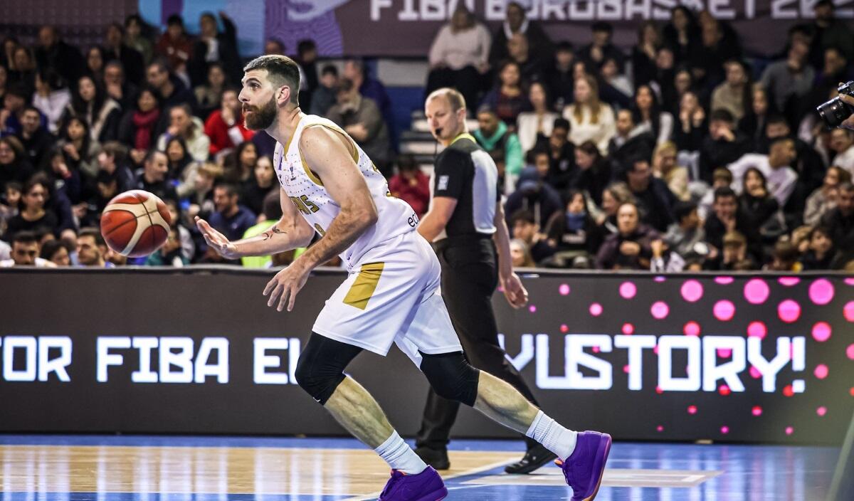 Η τεράστια αγκαλιά του κόσμου στην Εθνική Κύπρου - Δηλώσεις Στυλιανού thumb