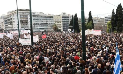 «Δεν έχω οξυγόνο»: Γεμίζουν πλατείες στη μνήμη των θυμάτων των Τεμπών thumb