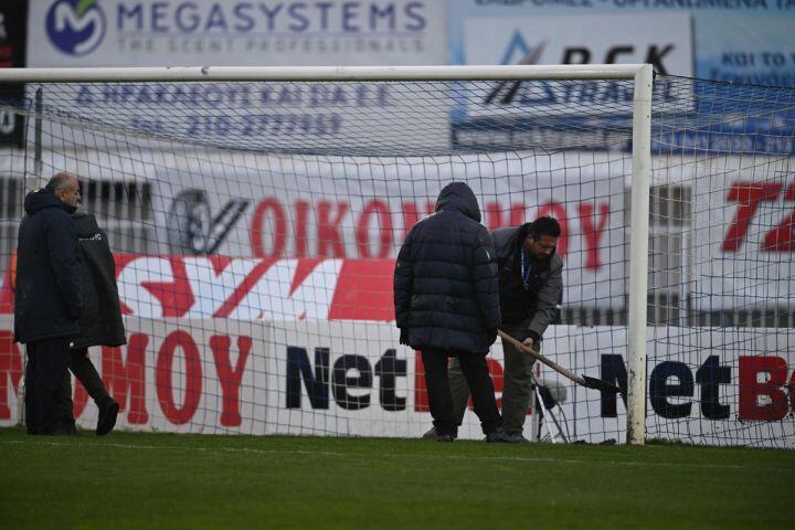 Απίστευτα πράγματα στην Ελλάδα: Σκάβουν το χορτάρι! (ΒΙΝΤΕΟ) thumb