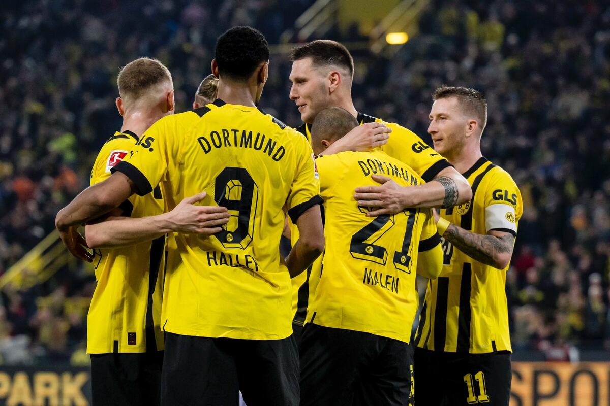 Bundesliga: Εύκολη νίκη και κορυφή για τη Ντόρτμουντ thumb