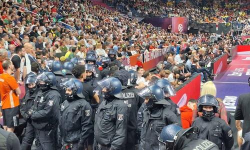 Απίστευτο: Αστυνομικοί με σκύλους περικύκλωσαν τον πάγκο του Ολυμπιακού thumb
