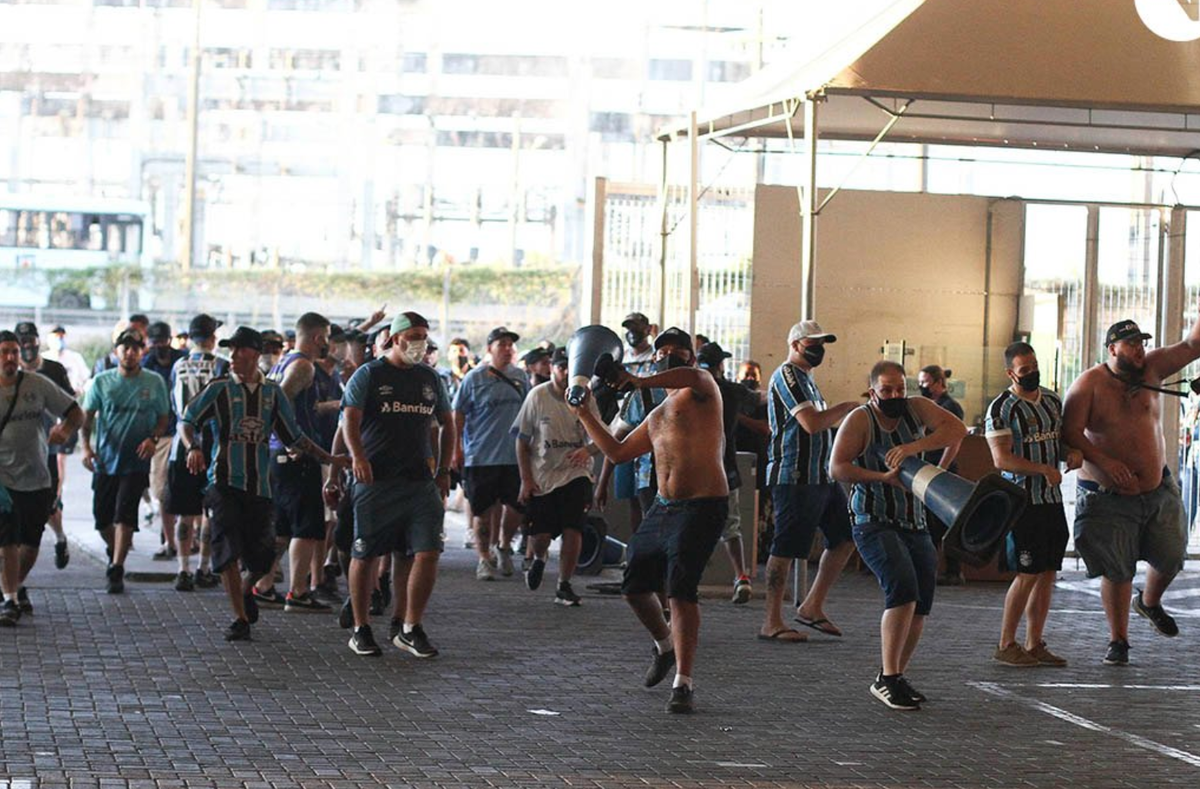 Οι οπαδοί προσπάθησαν να επιτεθούν και στους παίκτες στο πάρκινγκ thumb