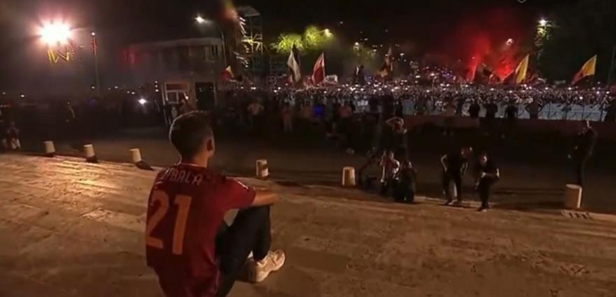 Χιλιάδες οπαδοί της Ρόμα υποδέχτηκαν τον δακρυσμένο Ντιμπάλα! (video) thumb