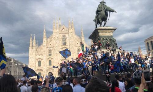 Ίντερ: «Τρέλα» από τους οπαδούς στην Piazza Duomo για το 19ο πρωτάθλημα (pics & vids) thumb