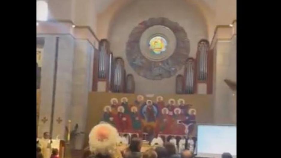 Επικό βίντεο: Χαμός μέσα σε εκκλησία για τη Νάπολι! thumb