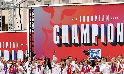 Euro 2025: Χιλιάδες κόσμου στην παρέλαση της Εθνικής Αγγλίας γυναικών (vids) thumb