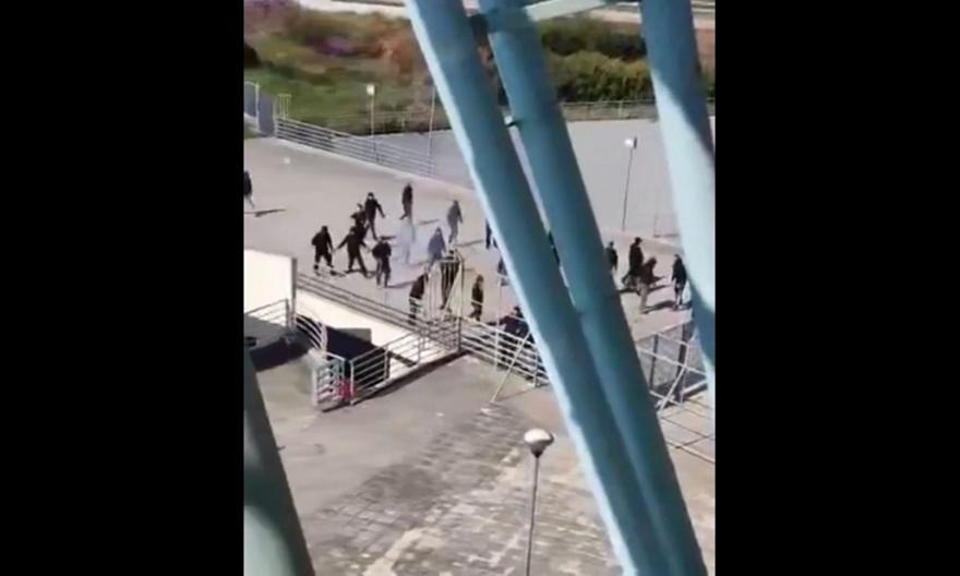 ΒΙΝΤΕΟ: Η στιγμή που οπαδοί της ΑΕΛ μπουκάρουν στην κερκίδα της Νίκης Βόλου thumb