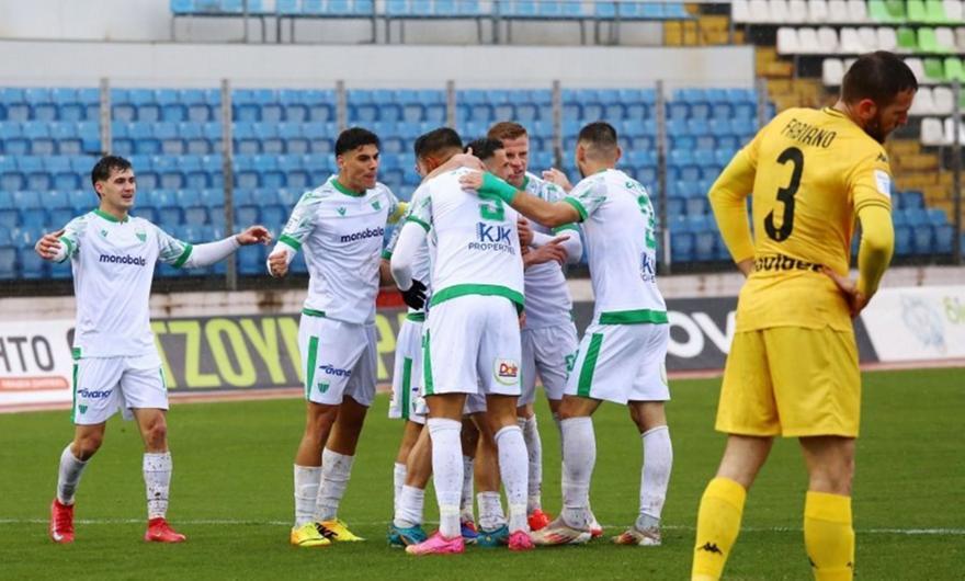 Super League: «Χόρευε» στη βροχή ο Λεβαδειακός thumb