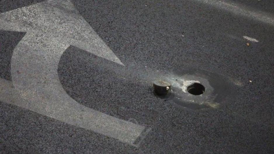 F1: Αποκολλήθηκε καπάκι υπονόμου και προκάλεσε ζημιές σε μονοθέσια thumb