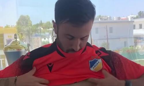 Έβαλε τη φανέλα του ΑΠΟΕΛ! (vid) thumb