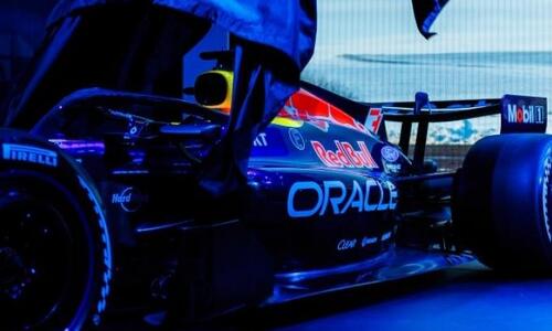 «Πόλεμος» πριν την εκκίνηση: Mercedes και Red Bull στο στόχαστρο για «παραθυράκι» στους κινητήρες thumb