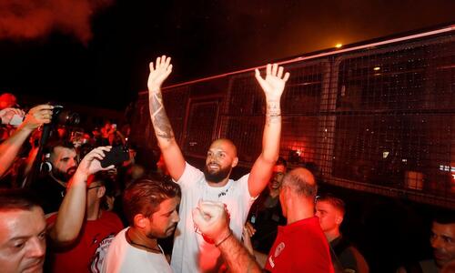 Χαμός για το «μπαμ» του Ολυμπιακού στο αεροδρόμιο! thumb