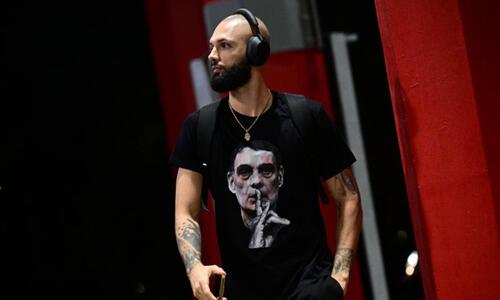 Ο Φουρνιέ με μπλούζα Μπαρτζώκα στο ΣΕΦ, πριν την αναμέτρηση του Ολυμπιακού με τη Βίρτους thumb