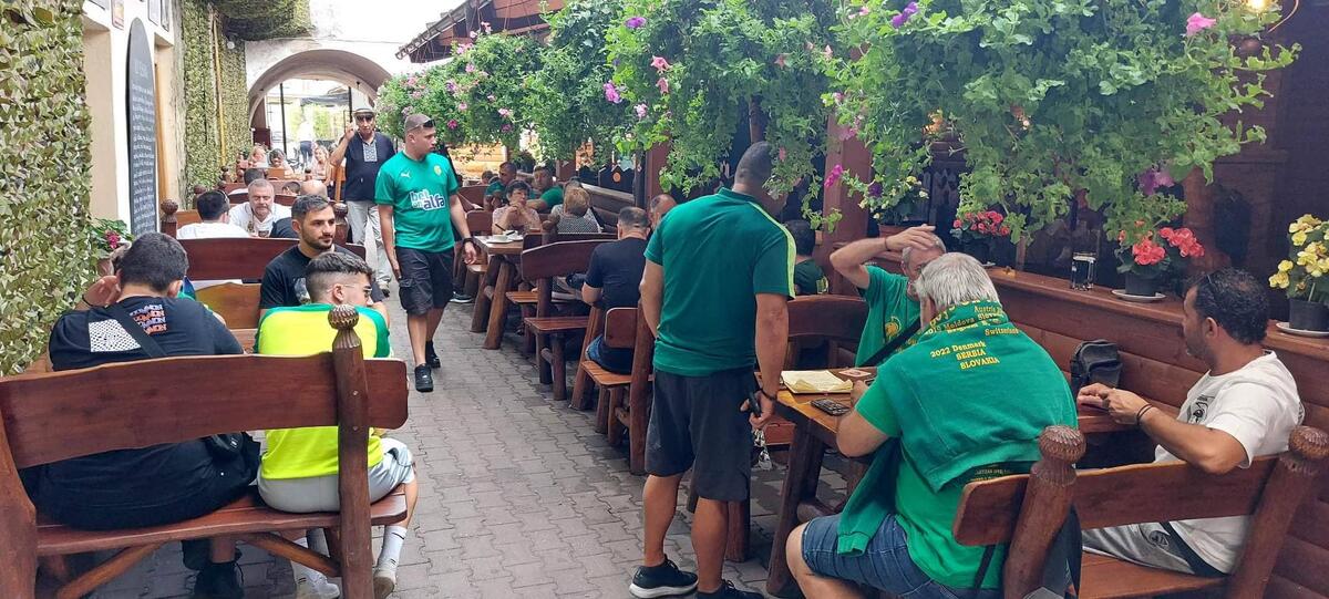 Με μπύρες και... συνθήματα, κάνουν ατμόσφαιρα οι ΑΕΚτζήδες! (vid) thumb