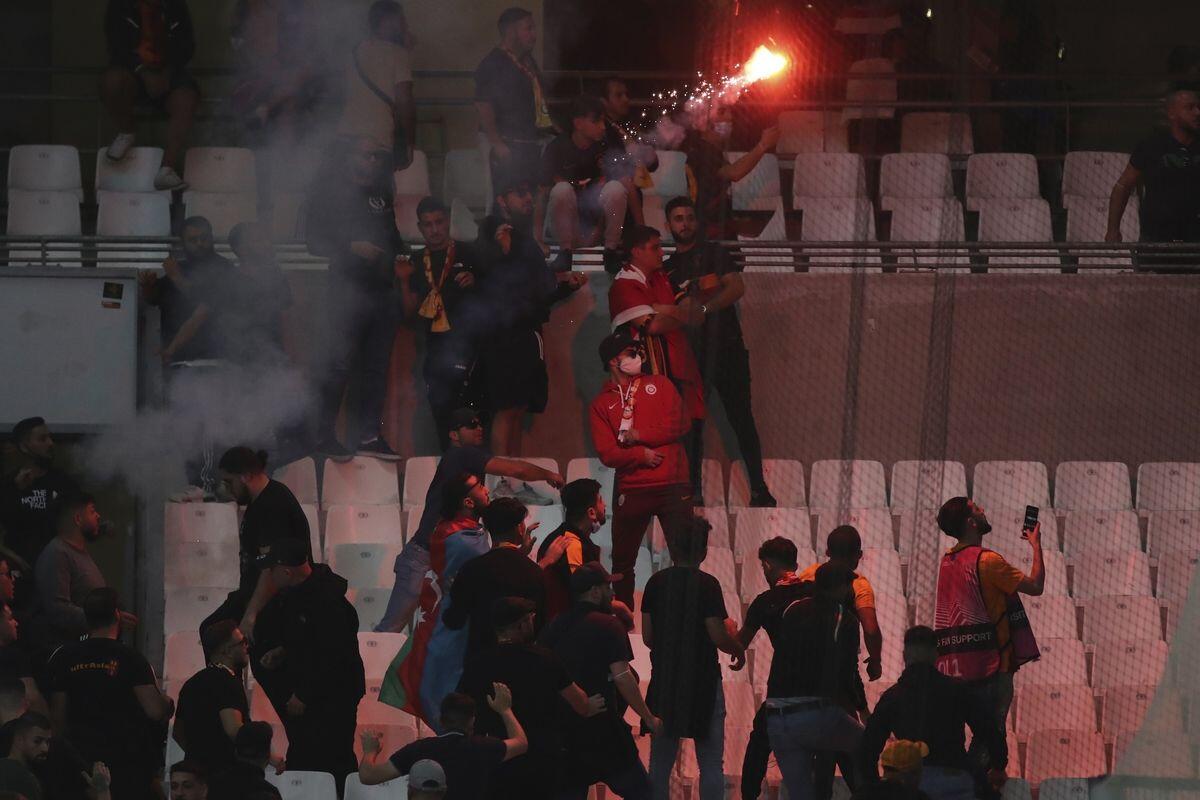 Άναψαν φωτοβολίδες και τις πέταξαν στους Γάλλους thumb