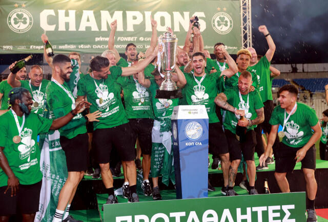 Κλικς από την απονομή του τροπαίου στην Ομόνοια thumb