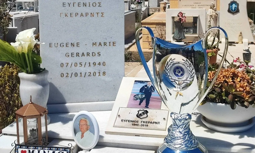 Συγκλονιστική στιγμή: Το τρόπαιο του Κυπέλλου Ελλάδας στον τάφο του Ευγένιου Γκέραρντ thumb