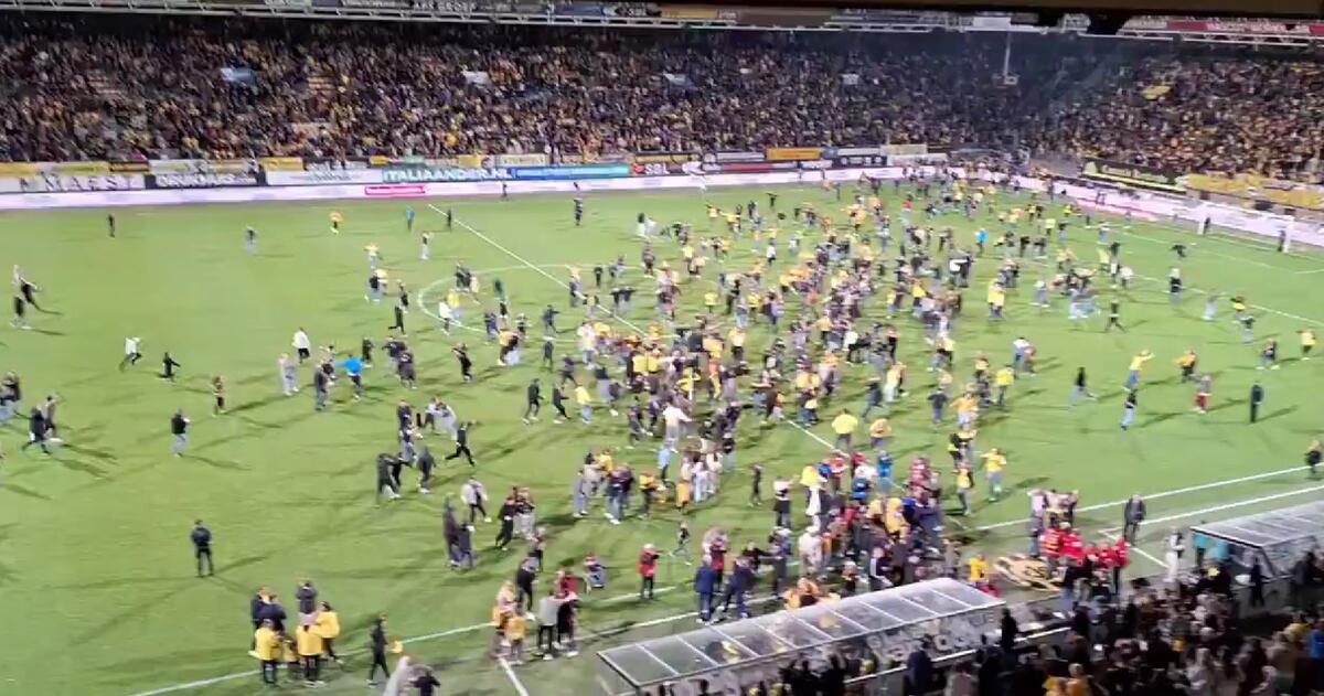 Απίστευτο: Μπήκαν στο γήπεδο για να πανηγυρίσουν την άνοδο, αλλά... κάηκαν στο 90+5΄ thumb