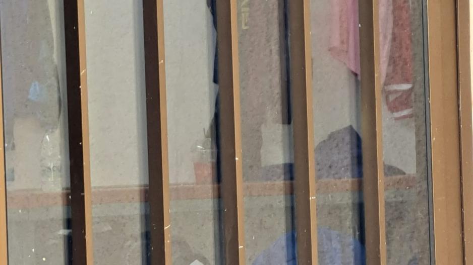 «Ασέβεια, ντροπή! Παίκτριες κλήθηκαν ν' αλλάξουν πίσω από γυάλινη πόρτα!» thumb