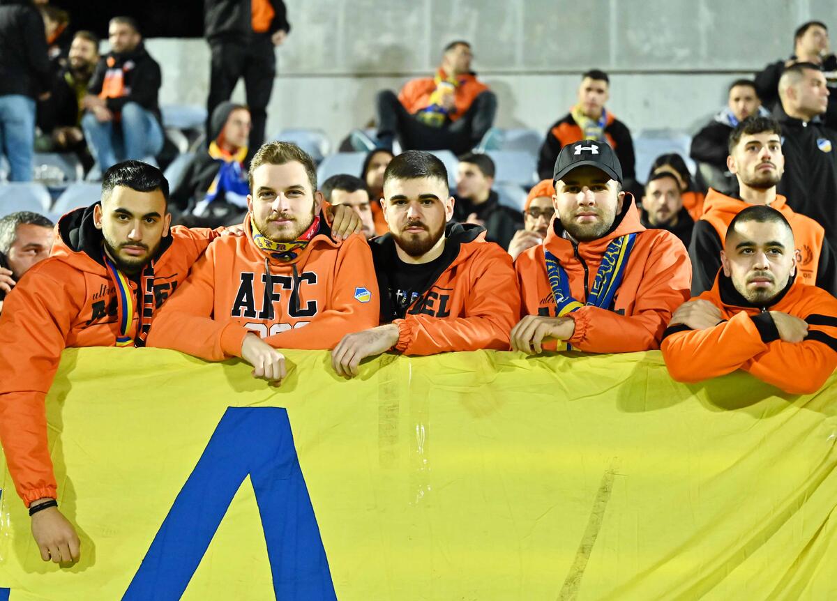 Βάφτηκε «γαλαζοκίτρινο» το Δασάκι (φωτος) thumb