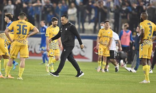 Ψάχνει να βρει το λάθος…  thumb
