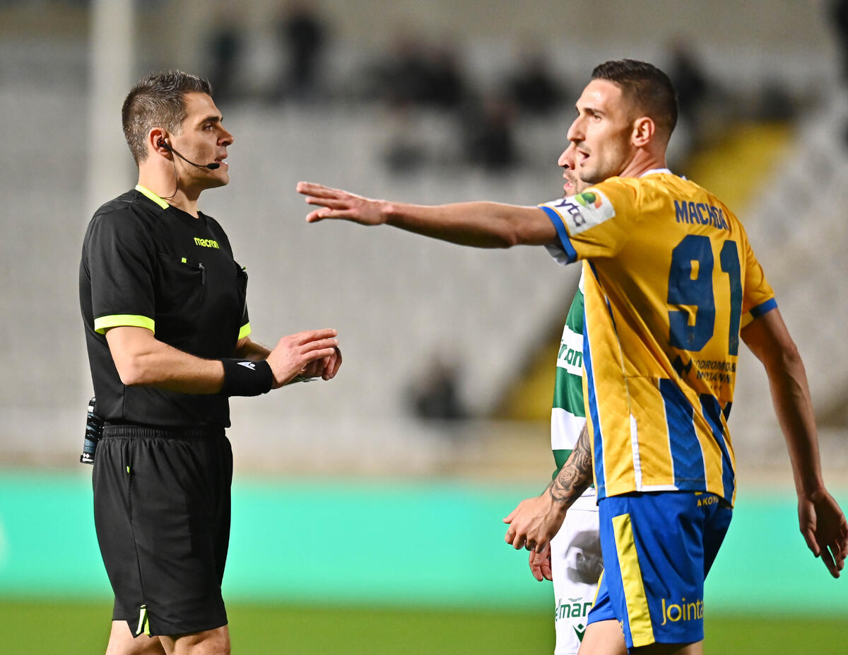 Πήρε θέση για το οφσάιντ του Μακέντα: «UEFA ξύπνα»  thumb