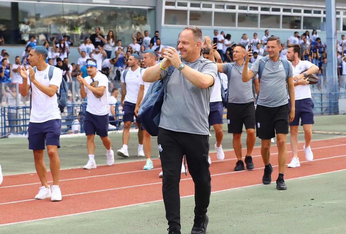 Η άφιξη της αποστολής και η αποθέωση! (pics) thumb
