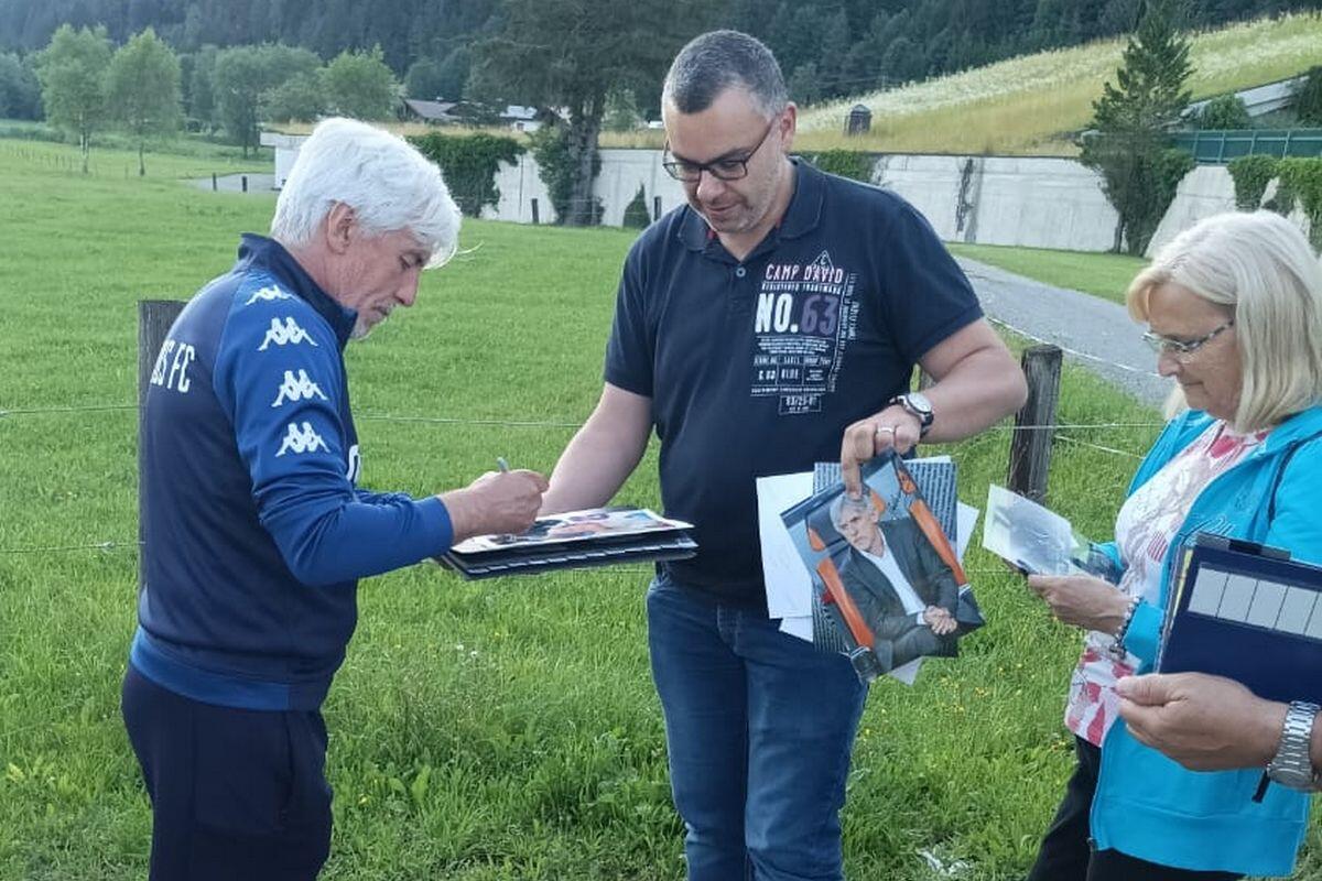 Απρόσμενοι θαυμαστές με φωτογραφίες του Ιβάν... από το ΑΠΟΕΛ! thumb