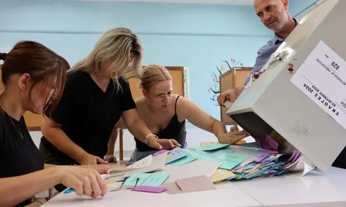 LIVE: Έκλεισαν οι κάλπες - Εκπλήξεις δείχνουν τα Exit Poll thumb