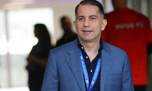 Στο περίμενε για το αίτημα για λεωφορεία ενόψει τελικού thumb